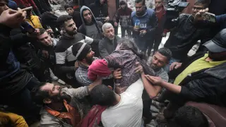 Palestinos sacan de los escombros el cuerpo de una niña tras los bombardeos israelíes en Gaza.
