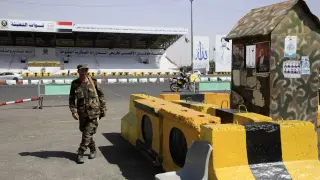 Un soldado hutí hace guardia en un puesto de control en Saná, Yemen, el 19 de febrero de 2024. Los hutíes de Yemen se atribuyeron la responsabilidad de un nuevo ataque con misiles contra un buque de carga registrado en el Reino Unido en el Golfo de Adén.