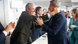 El presidente del PP en Aragón, Jorge Azcón (i), felicita a Alfonso Rueda por su victoria en Galicia, en el Comité Ejecutivo Nacional del PP en Madrid.