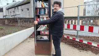 José Luis Rubió muestra una caseta de libros como las que el partido propone instalar en espacios públicos de Huesca.