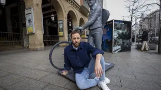 Lorente, en Zaragoza, junto a la escultura de Aznar realizada por Joaquín Macipe y Daniel Elena