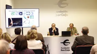 Los doctores Salvador Bello y José Ramón Paño, durante la charla ofrecida este martes en Zaragoza.