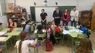Toni García Arias visita un colegio público.