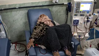 Una mujer en el Hospital Al Najjar, este lunes en Gaza.
