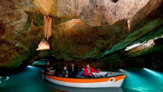 Las Cuevas de San José ofrece a sus visitantes un tranquilo paseo en barca.