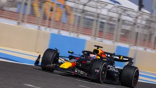 Max Verstappen en la sesión matinal de la primera jornada del test oficial de pretemporada de la Fórmula 1