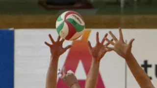Acción en la red en un partido de voleibol