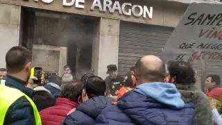 Agricultores intentan entrar en la Consejería de Agricultura del Gobierno de Aragón