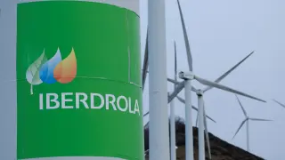 El logotipo de la empresa española de servicios públicos Iberdrola se muestra en las turbinas eólicas en el monte Oiz