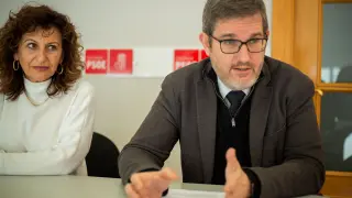 Ignacio Urquizo, diputado de las Cortes de Aragón, y Sandra Marín del PSOE Calatayud, en una rueda de prensa en la sede PSOE.