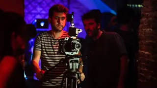 Javier Macipe, con la cámara, junto al responsable de fotografía, Álvaro Medina.