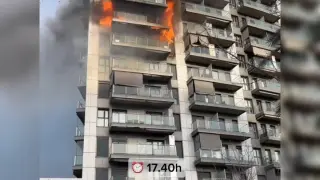 El fuego se extendió rapidamente por el edificio de 14 plantas en el barrio de Campanar