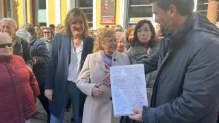 La portavoz socialista, Lola Ranera, y el presidente del distrito, Horacio Royo, tras la recogida de firmas.