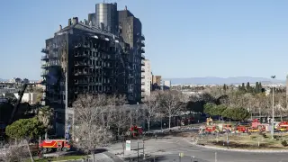 Foto de la estructura del edificio de viviendas calcinado por el terrible incendio en el barrio de Campanar en Valencia