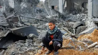Israel bombardea centros residenciales en el centro y sur de Gaza.