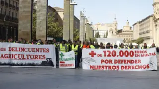 Protesta de agricultores en la plaza del Pilar de Zaragoza