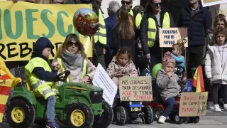 Más de 150 niños y niñas han pedido en Huesca apoyo al relevo generacional en el sector primario con sus tractores de juguete.