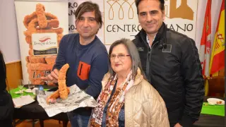 Los hermanos José María y Juan Carlos Calvo, junto a su madre Flor, ganadores en la categoría profesional.