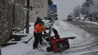 Un operario, retirando nieve en Villanúa por el paso de la borrasca Mónica.