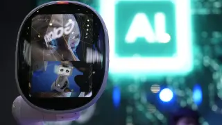 Detalle de un dispositivo de IA durante la jornada inaugural del MWC 2024.