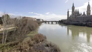 El río Ebro, a su paso por Zaragoza capital este lunes