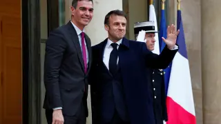 Emmanuel Macron recibe a Pedro Sánchez en el Elíseo para la conferencia internacional sobre Ucrania.