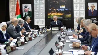 Mohammad Shtayyeh al frente de su gabinete de Gobierno este lunes