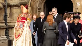 El emérito sale del brazo de Felipe VI tras la misa por el rey Constantino en Windsor