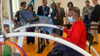 Una pacientes del Hospital San Juan de Dios de Zaragoza utilizando el exoesqueleto de rodilla.