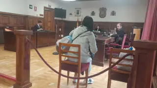La procesada, de espaldas en la foto, ha reconocido los hechos ante la Audiencia Provincial de Teruel.