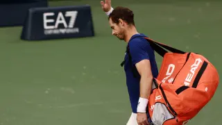 Andy Murray saluda al público tras perder su ronda contra Frances Ugo Humbert en el ATP 500 de Dubái