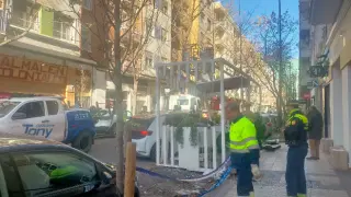 Choque de un coche con un árbol en Zaragoza