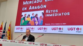 El secretario general de UGT Aragón, José Juan Arcéiz, hoy en la rueda de prensa que ha dado para presentar el informe del 'Mercado laboral en UGT. Retos inmediatos'.