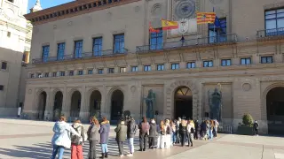Filas en la plaza del Pilar, donde numerosos seguidores aguardan para ver a Naiara y Juanjo, de OT, en su visita al Ayuntamiento de Zaragoza.