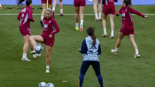 La centrocampista de la selección española Alexia Putellas participa en un entrenamiento previo al partido final de la Liga de Naciones Femenina entre España y Francia