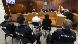 La pareja de ladrones albaneses que robaron en 35 casas, este miércoles en la Audiencia de Zaragoza.