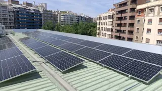 Placas solares instaladas por IASOL en la cubierta del colegio Corazonistas La Mina, en Zaragoza.