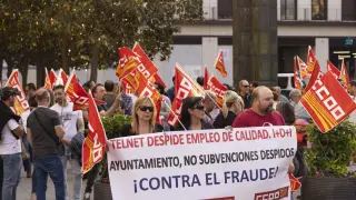 Concentración de los trabajadores de Telnet Redes Inteligentes en la plaza del Pilar de Zaragoza.