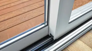 Rail de una ventana corredera.