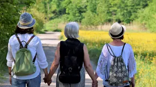 Tres mujeres dando un paseo.