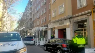 Un coche se mete dentro de in velador en Zaragoza