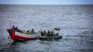 Una unidad de la Marina Real de Marruecos rescatando a un grupo de migrantes.