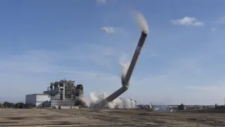 La demolición de la chimenea de la central térmica de Andorra, el episodio más emblemático del fin de la producción eléctrica a partir del carbón.