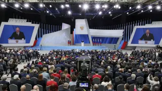 El presidente ruso, Vladimir Putin, pronuncia su discurso anual ante la Asamblea Federal en el centro de conferencias Gostiny Dvor en Moscú