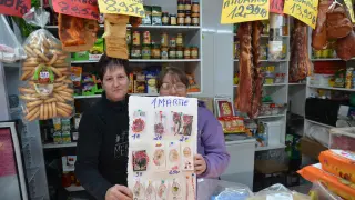 Elena y su hija Manuela, en el puesto del Mercado Central.