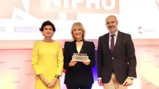 Encarna Samitier, directora de 20minutos, recibe el premio Nipho de manos de Marta Perlado, decana de la Universidad Nebrija y el vicerrector Luis Díaz.