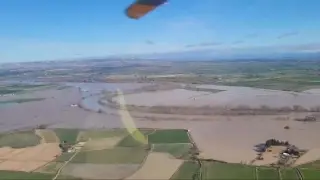 Helicóptero del 112 sobrevuela la crecida del Ebro entre Novillas y Zaragoza