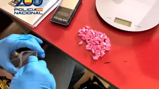 Cocaína rosa intervenida en el registro domiciliario