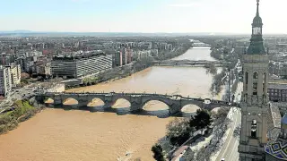 El Ebro, este viernes a su paso por Zaragoza con un caudal de 1.633 metros cúbicos por segundo y una altura de cinco metros. guillermo mestre
