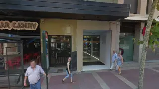 El portal del número 119 de la avenida de Madrid, de Zaragoza, donde ocurrió el asalto con cuchillos y una pistola.